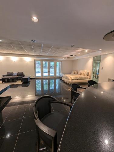 Montville House | Luxurious large private space with Sauna, Gym and Office