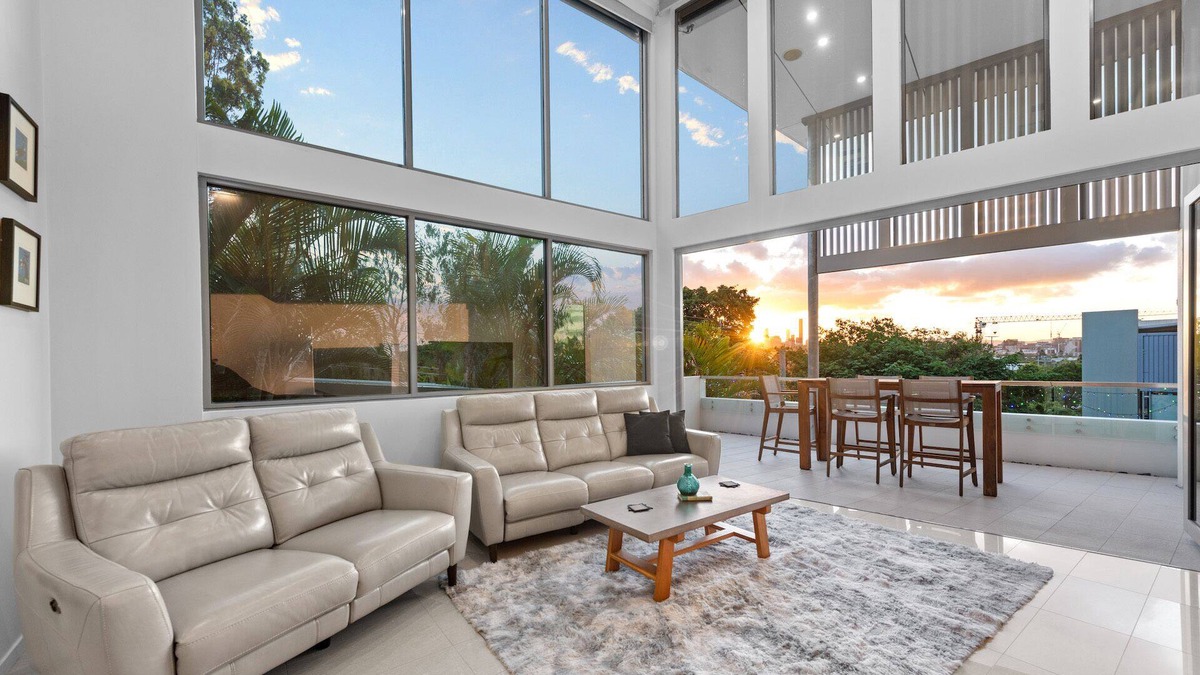 Bulimba House | Luxurious Living! 3Bed/3Bath/1Car/Pool ~ Balmoral