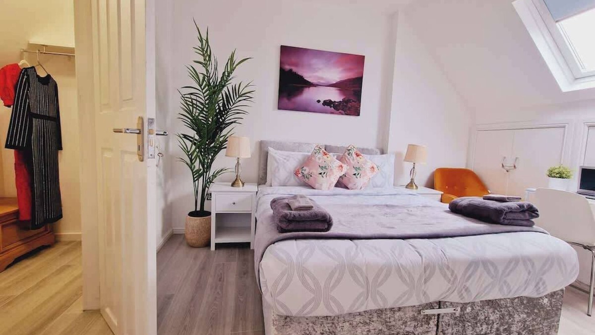 South Ockendon House | Luxurious Loft Guest Room1 with private Utilities
