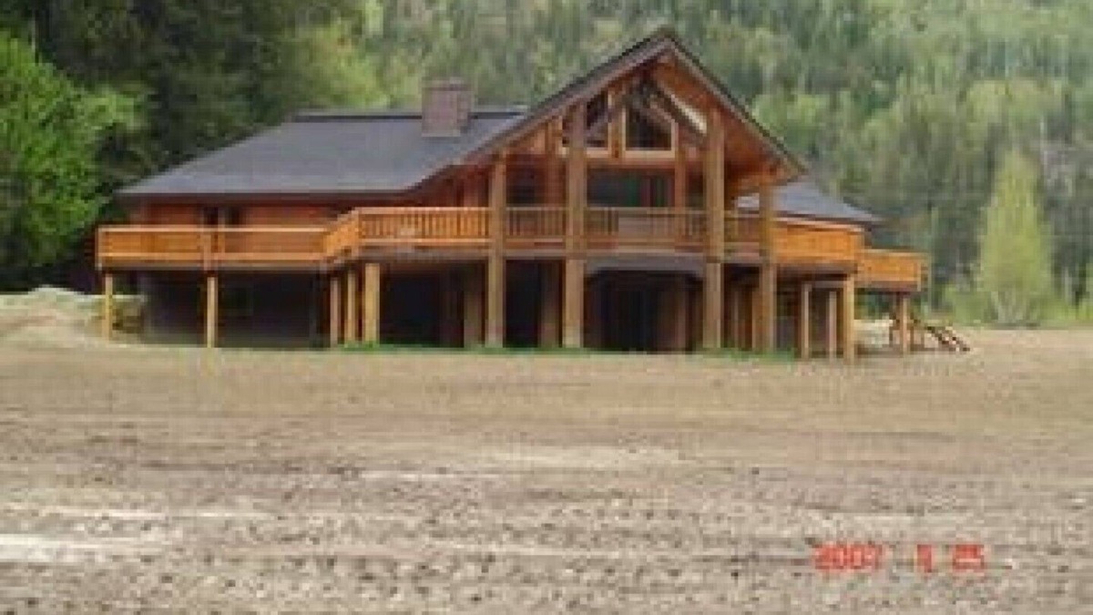 Sicamous House | Luxurious Log Cabin with 20 Acres to Play in, on the Eagle River.
