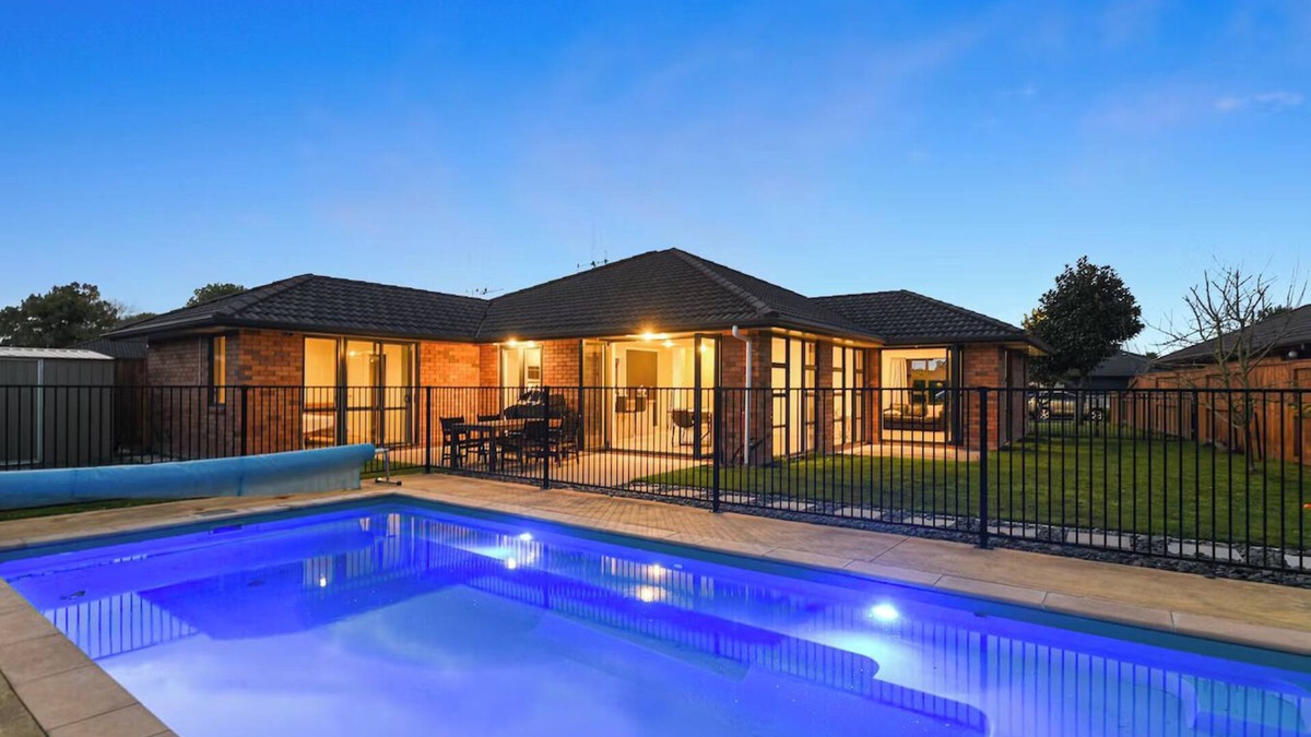 Hamilton Apartment | Luxurious Master Bedroom With Pool View : Hamilton