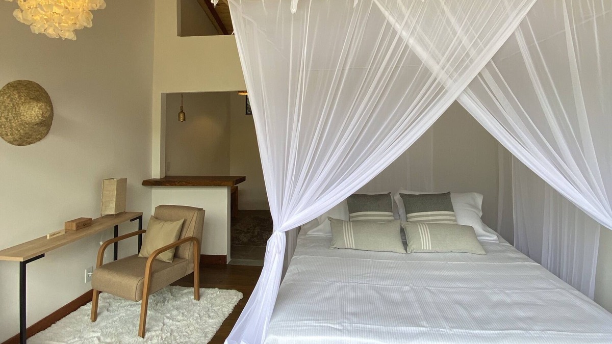 Itamonte House | Luxurious master suite amidst lush nature in the Mantiqueira mountains
