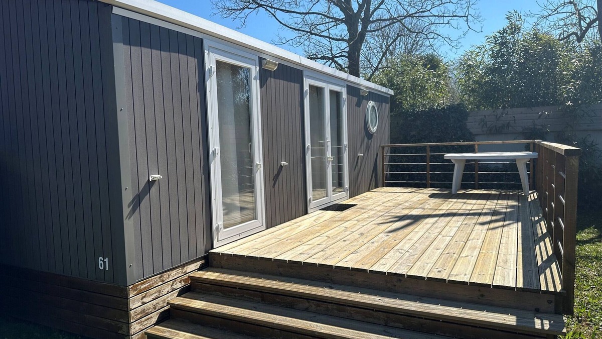 Jullouville-les-Pins House | Luxurious Mobile Home, 4 Guests, Beach Nearby, Heated Pool, Fitness Room, Pet-Friendly