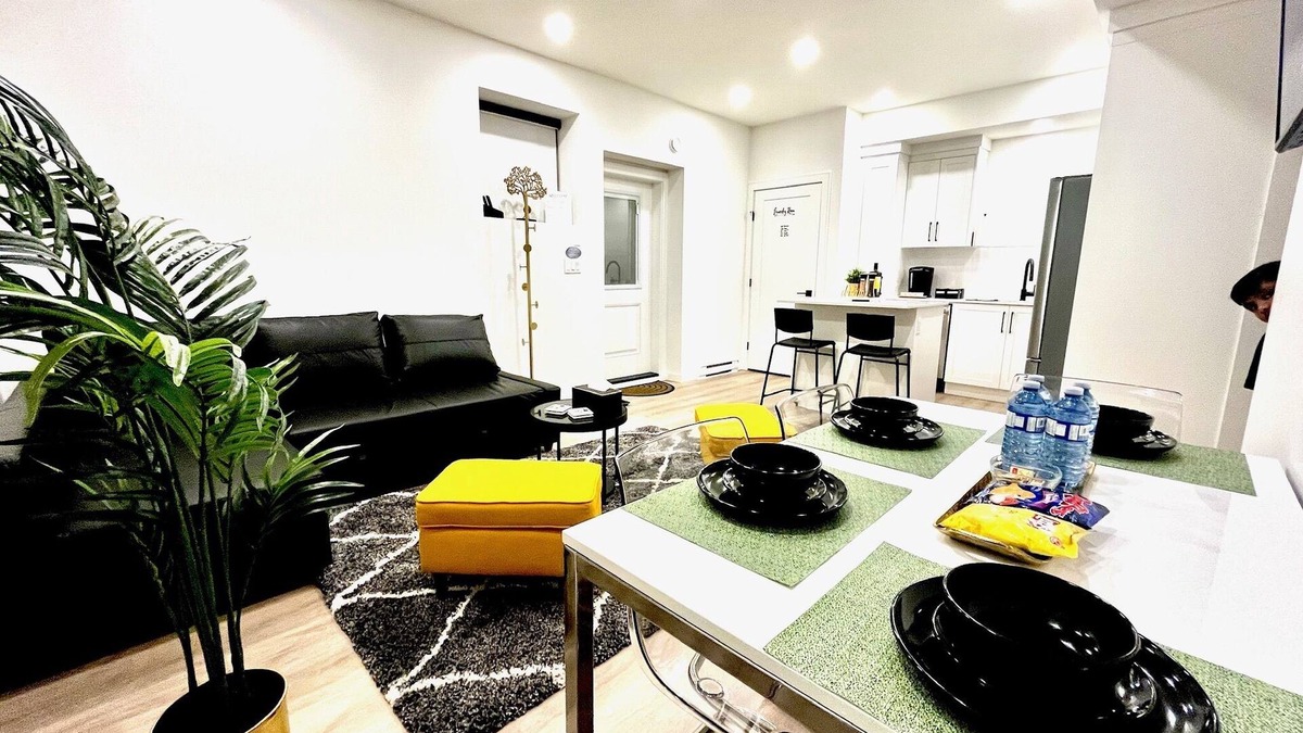 Willoughby House | Luxurious, Modern & Stylish 2 Bedroom Suite, Near Vancouver, Pet Friendly