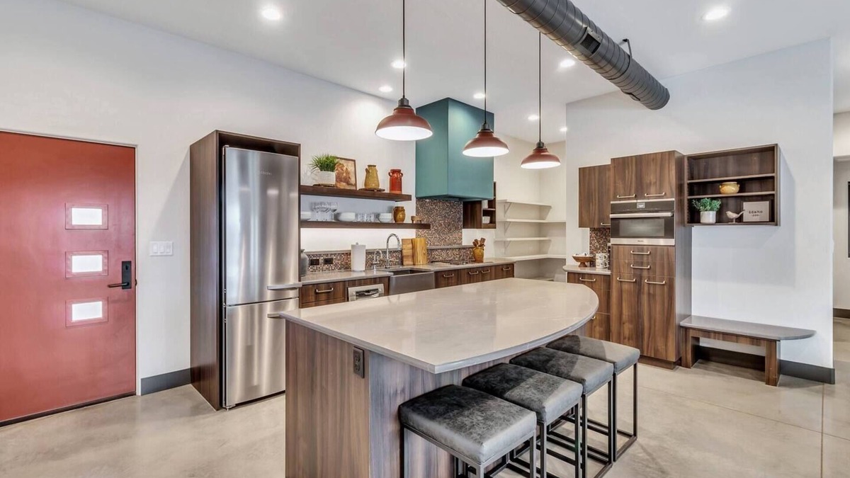 Star House | Luxurious, Modern 1 King Bed Downtown Star Studio