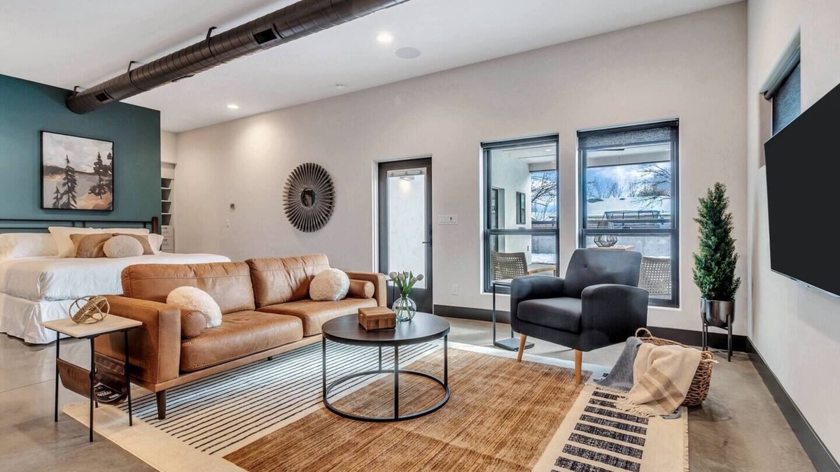 Star House | Luxurious, Modern 2 Bed Downtown Star Studio