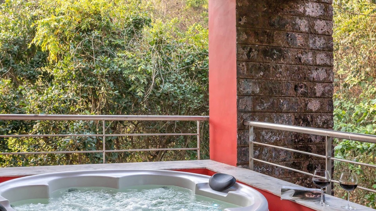 Pilerne Industrial Estates Apartment | Luxurious modern apartment w/hot tub - 5 min from the beach !!