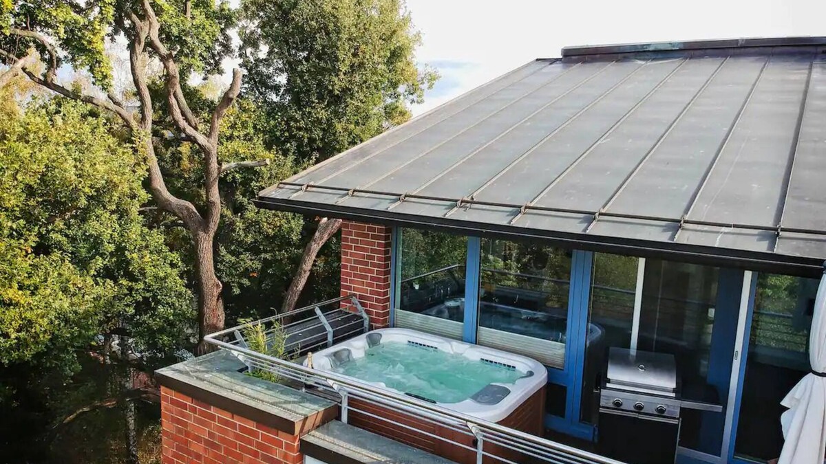 Region Hannover District Apartment | Luxurious, modern loft with jacuzzi, kitchen & air conditioning