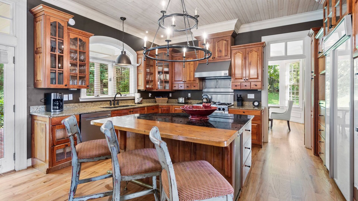 Fletcher House | Luxurious mountain/forest retreat with epic view & gourmet kitchen
