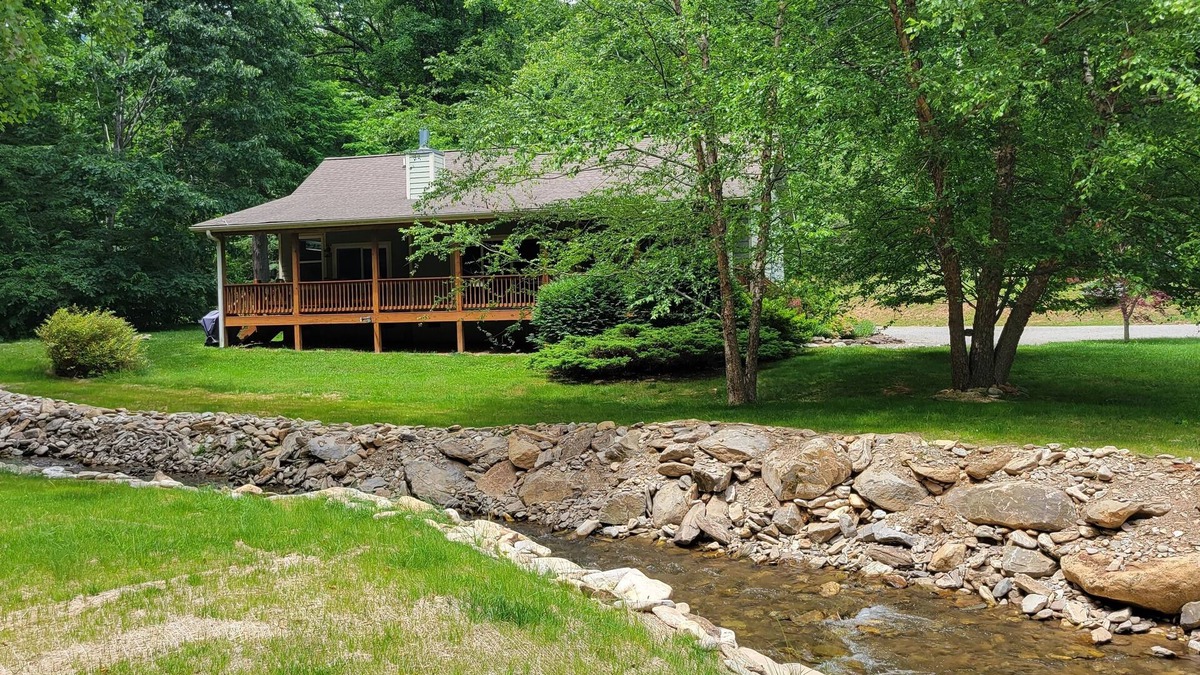 Waynesville House | Luxurious Mountain Retreat for the Discerning Traveler