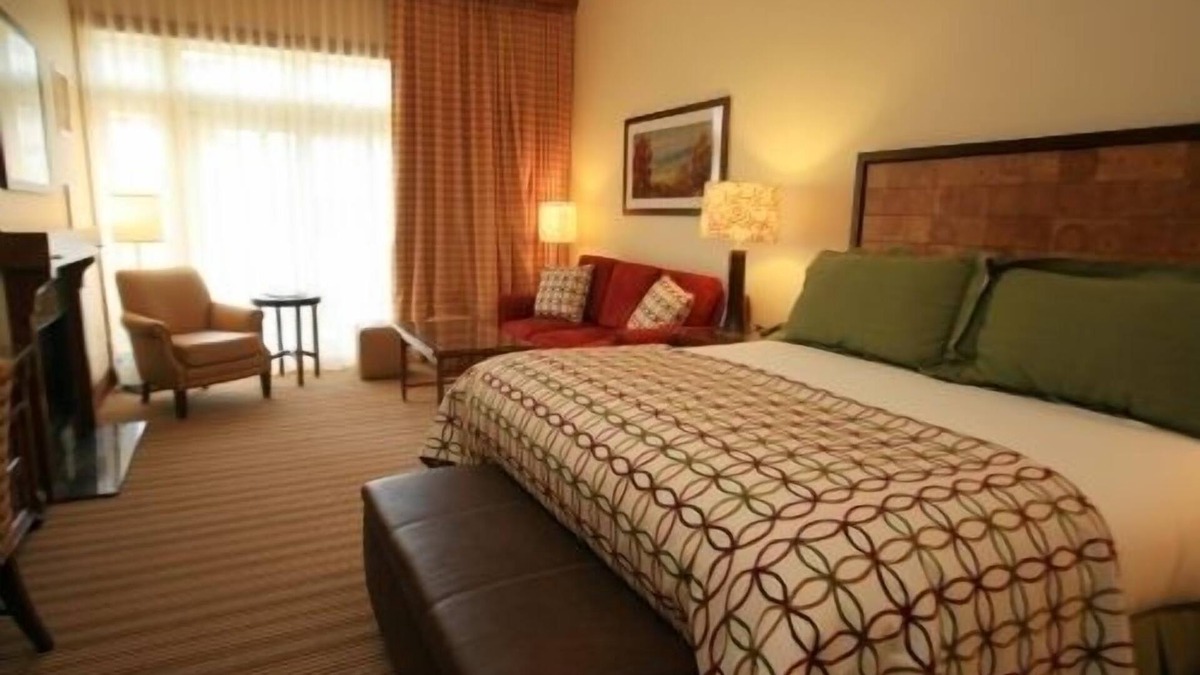 Stowe Area Apartment | Luxurious Mountain View Studio W/Fireplace, Patio & Pool