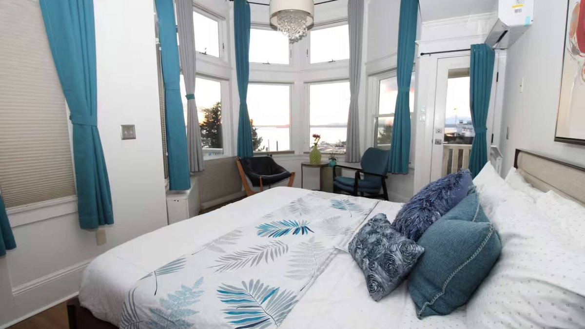 West Queen Anne Hotel | Luxurious Multi-Level Home with Breathtaking Mountain & Water Views - Prime Seattle Location!
