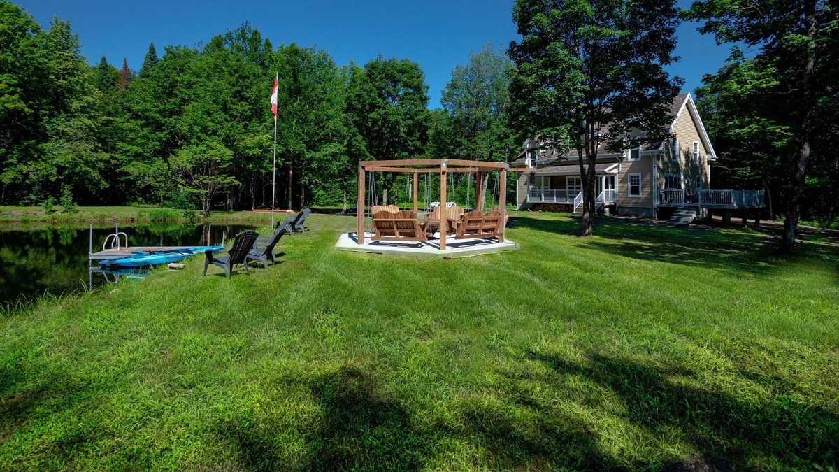 Chateau-Richer Ski Chalet | Luxurious nature cottage with private lake