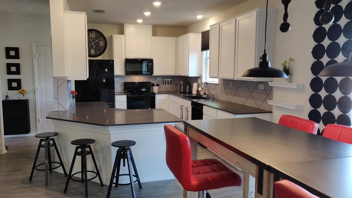 North San Antonio - SAT House | Luxurious new home (2019) 3bd, 2.5 bth, 3 Month & 6+ Month Special Rates