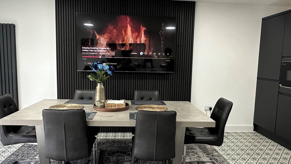 Offerton House | Luxurious New House Near Manchester Airport