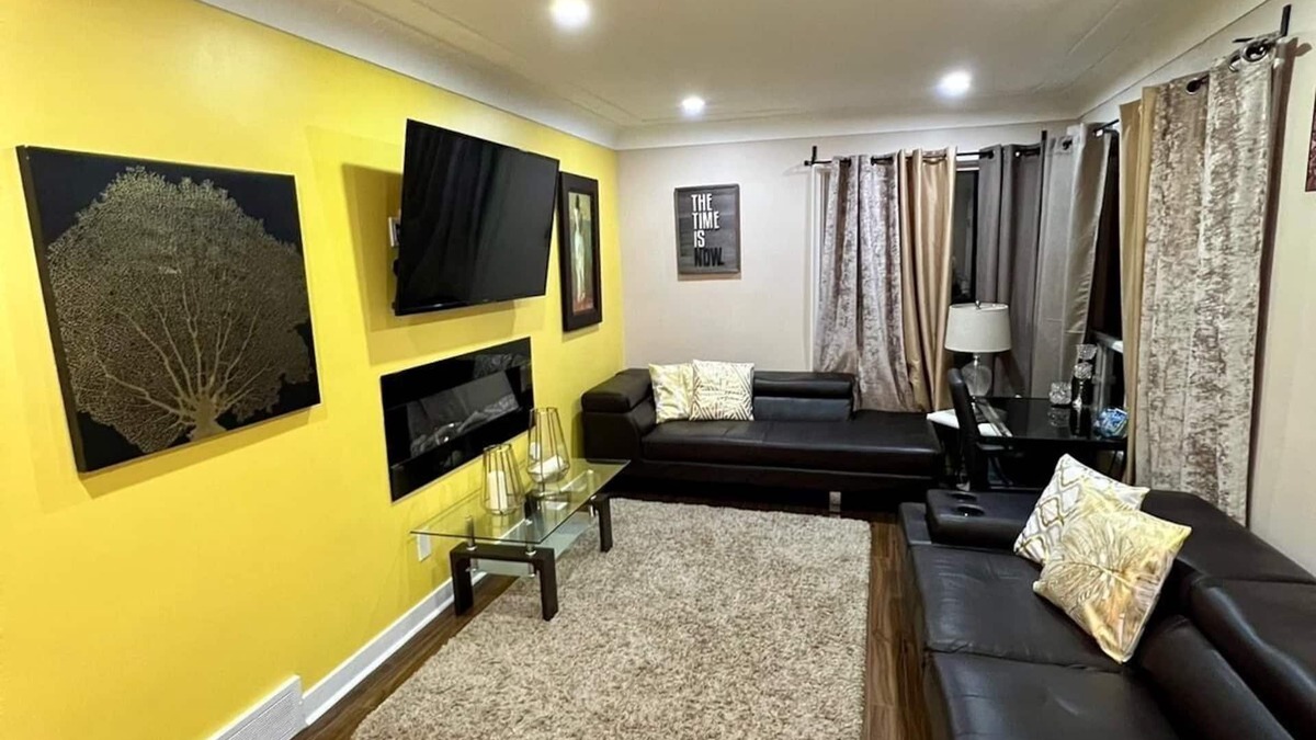 Niagara Falls House | Luxurious Niagara Falls Getaway with Cozy Fireplace