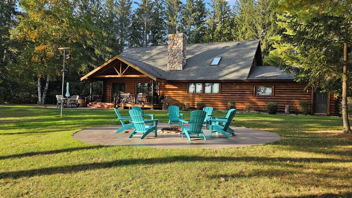 Pembine Cabin | Luxurious Northwoods Log Lake house with over 500ft of lake frontage on 15 acres
