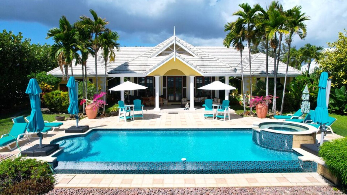 Lowlands Villa | Luxurious Ocean Front Villa with its own private infinity pool & beach!