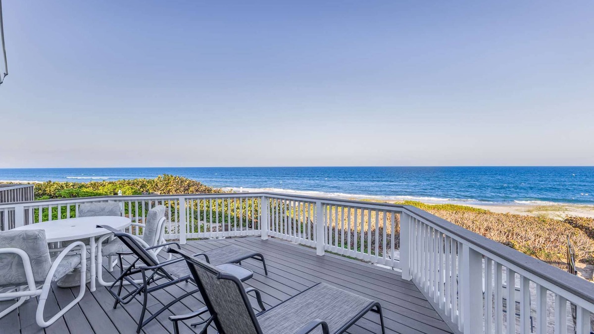 Interchange Square House | Luxurious Oceanfront Townhouse