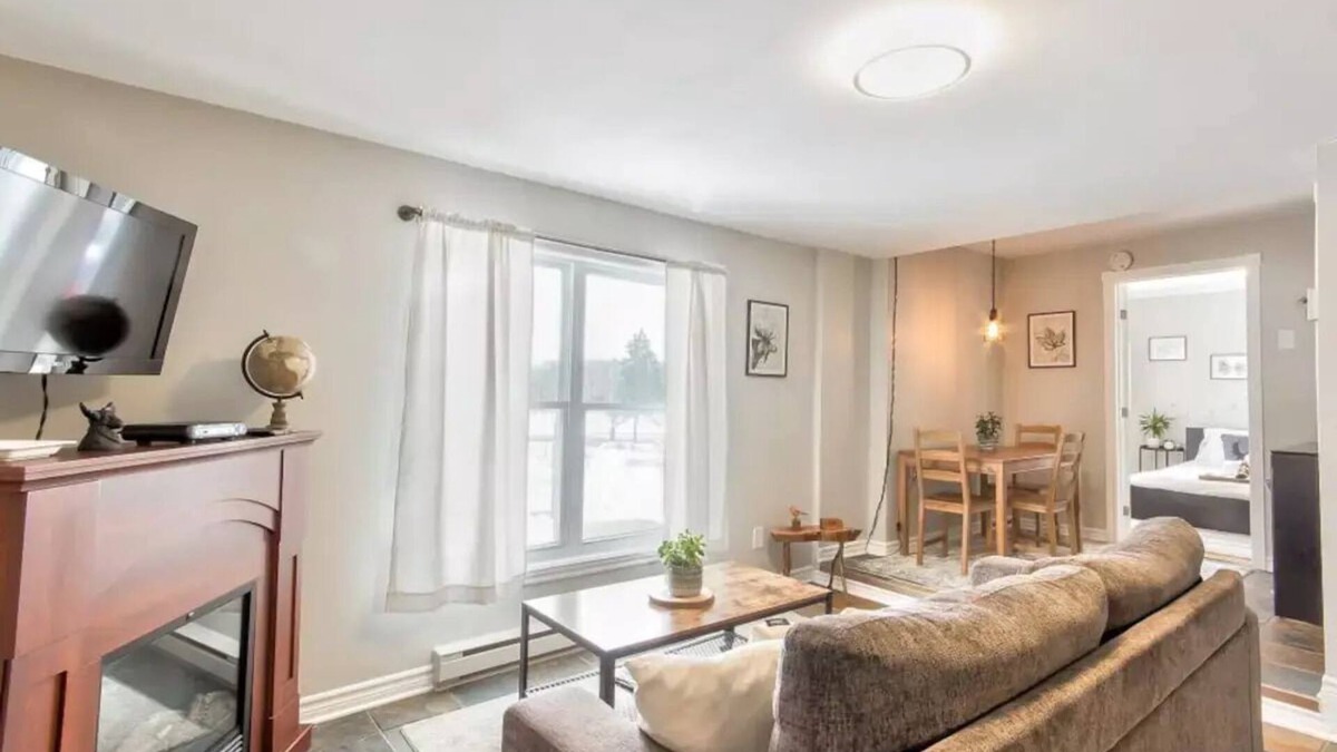 Downtown Gatineau House | Luxurious one bedroom riverfront unit 10 min drive from downtown Ottawa