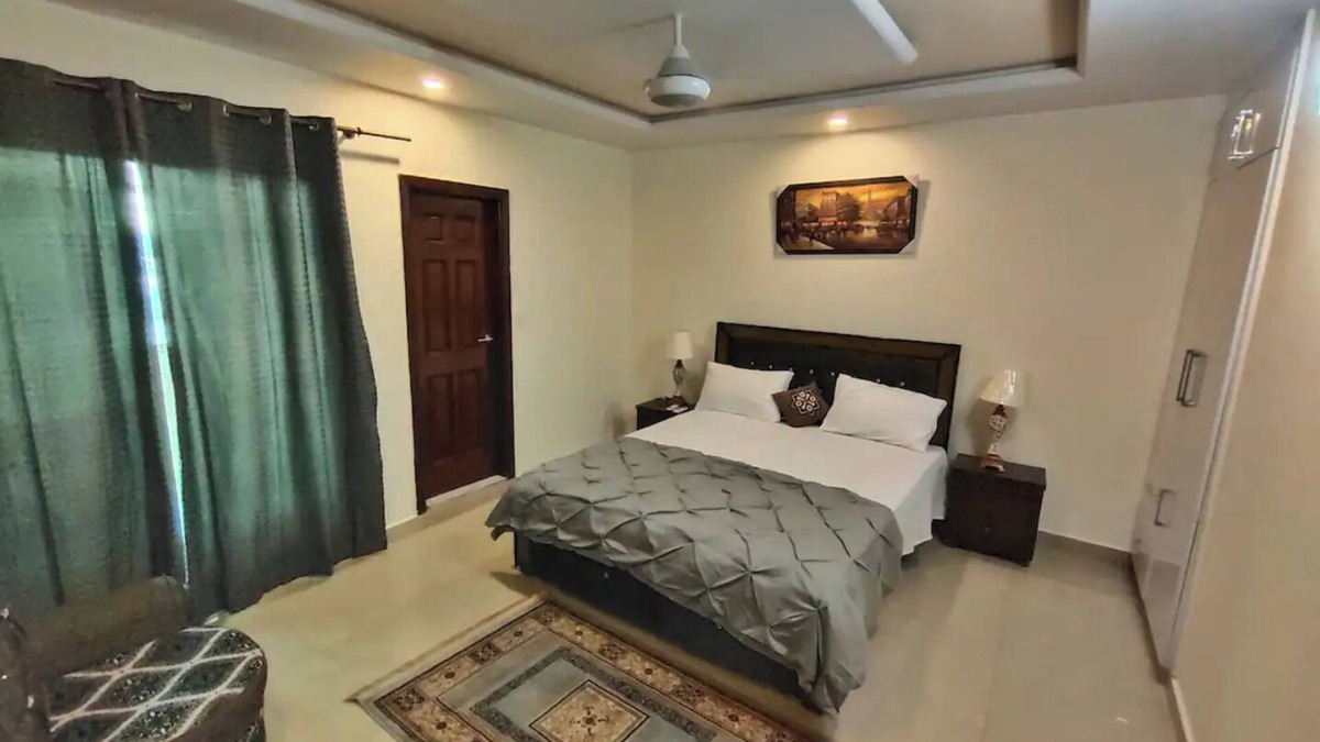 E-11 Sector Apartment | Luxurious & Peaceful 2 bedroom Apt, Wifi + 55" LED