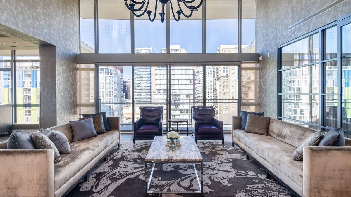 Downtown Vancouver Hotel | Luxurious Penthouse in Trendy Yaletown with Private Rooftop Pool