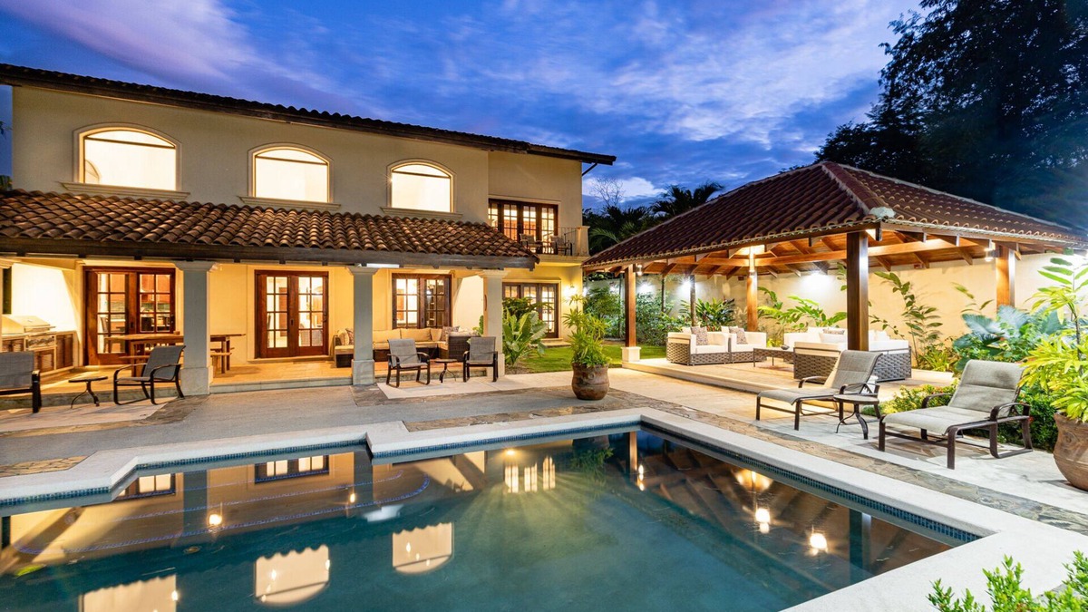 Palm Beach Estates House | Luxurious Private Home Sleeps 12 - Walking to Beach!