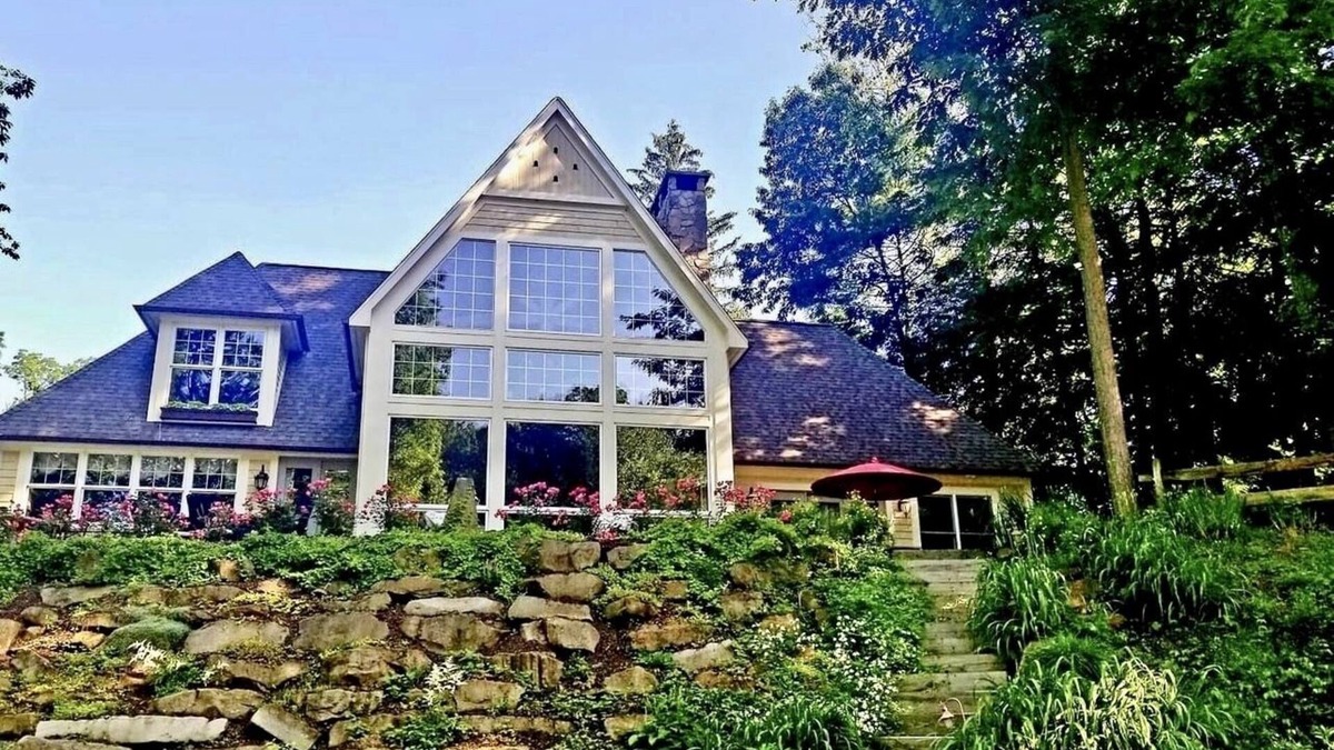 Olmsted Falls House | Luxurious Private Retreat and Riverfront Estate