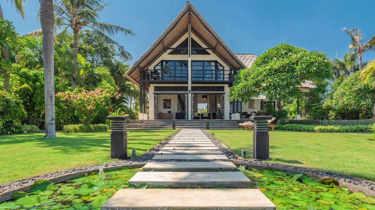 Banjartegehe Villa | Luxurious, private villa for 6 people, directly on the beach and the sea, Lovina