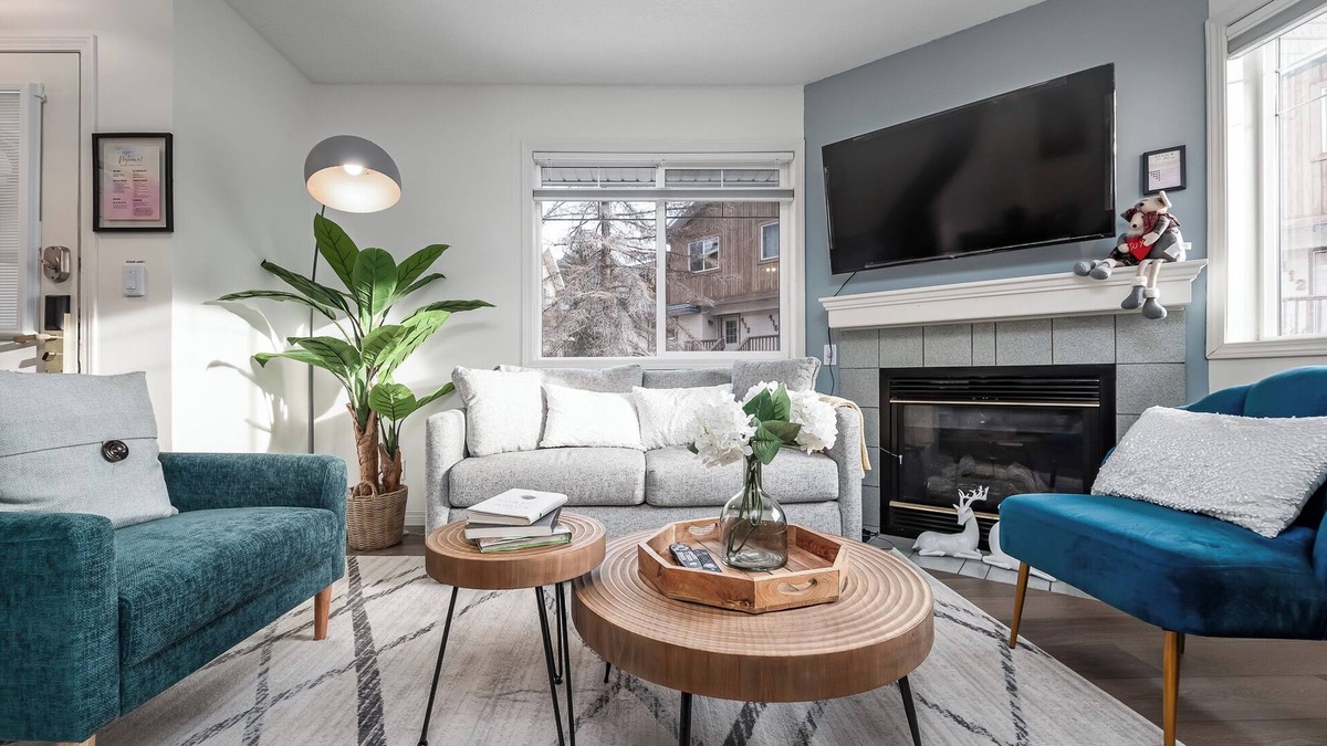 Harvie Heights Apartment | Luxurious Retreat/Hot Tub/Mountain View/4 Beds