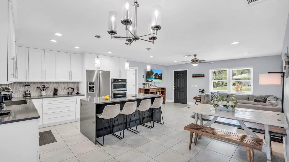 Willoughby Acres House | Luxurious Retreat for up to 10 Guests near Beach