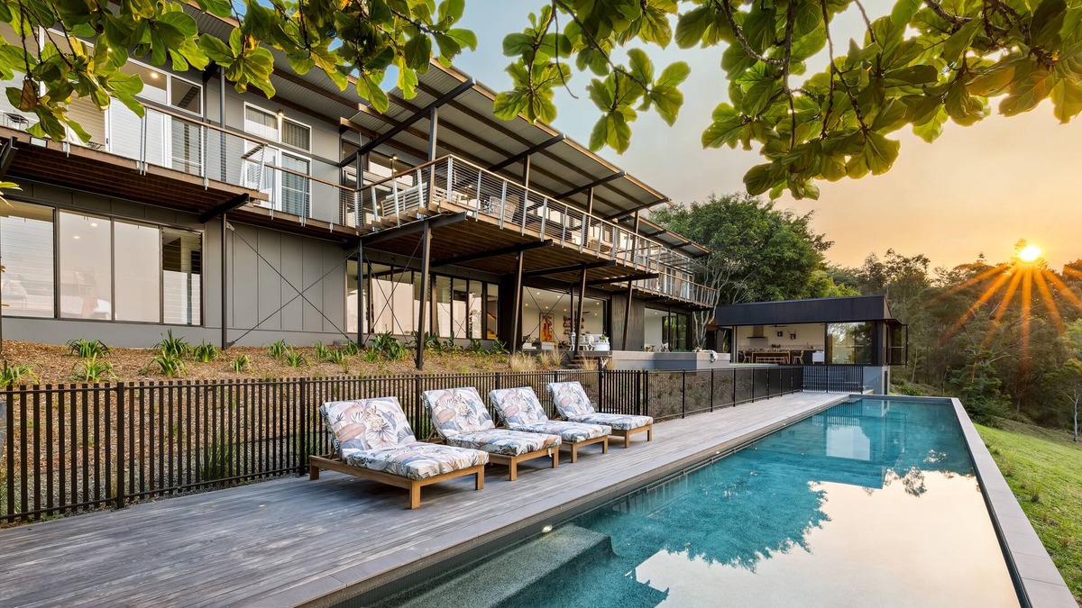 Brookfield House | Luxurious retreat on acreage, 12 k's from the city. Large family friendly!!