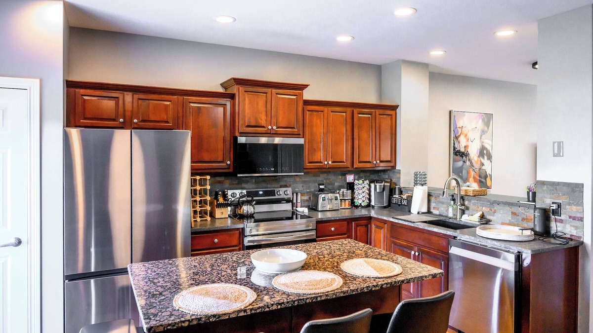 Roseland Condo | Luxurious Retreat Right Next to the University of Notre Dame – Sleeps 20+!