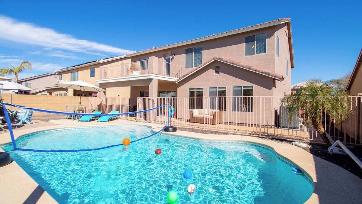 Tamaron House | Luxurious Retreat - FREE HTD Pool - Outdoor Fun