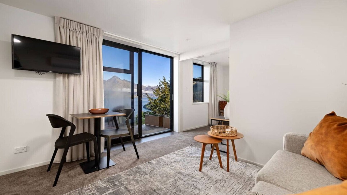 Sunshine Bay Apartment | Luxurious Ridge Retreat studio