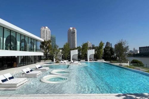 Bang Lamphu Lang Apartment | Luxurious River View chao phraya river