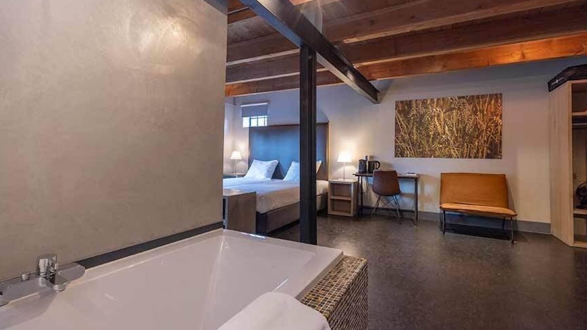 Coevorden Hotel | Luxurious Room in Historical Estate – Near Plopsa Indoor Coevorden