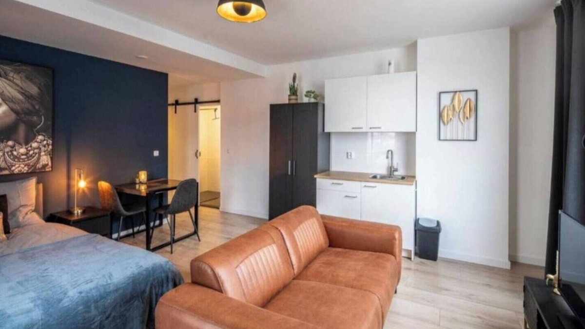 Tilburg House | Luxurious room, newly renovated bathroom, free use of shared kitchen and washer.