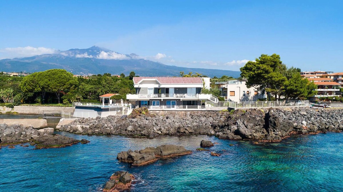 Stazzo Villa | Luxurious sea front villa with private pool