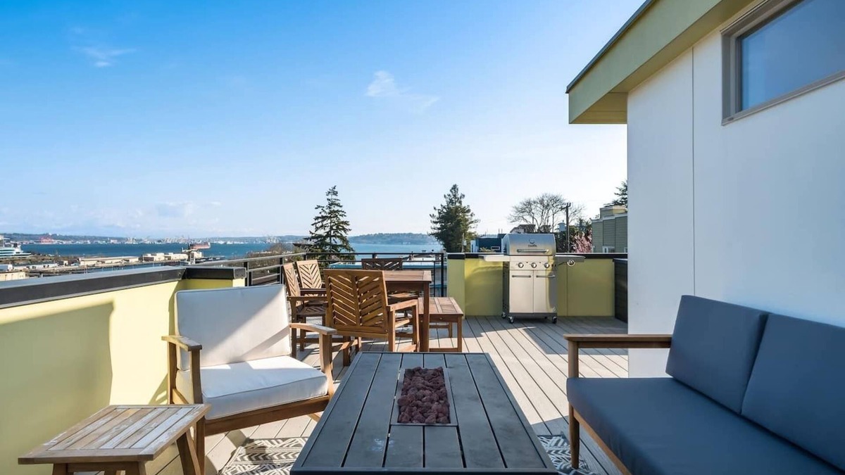 Interbay House | Luxurious Seattle townhome w/Mt Rainier and skyline views!