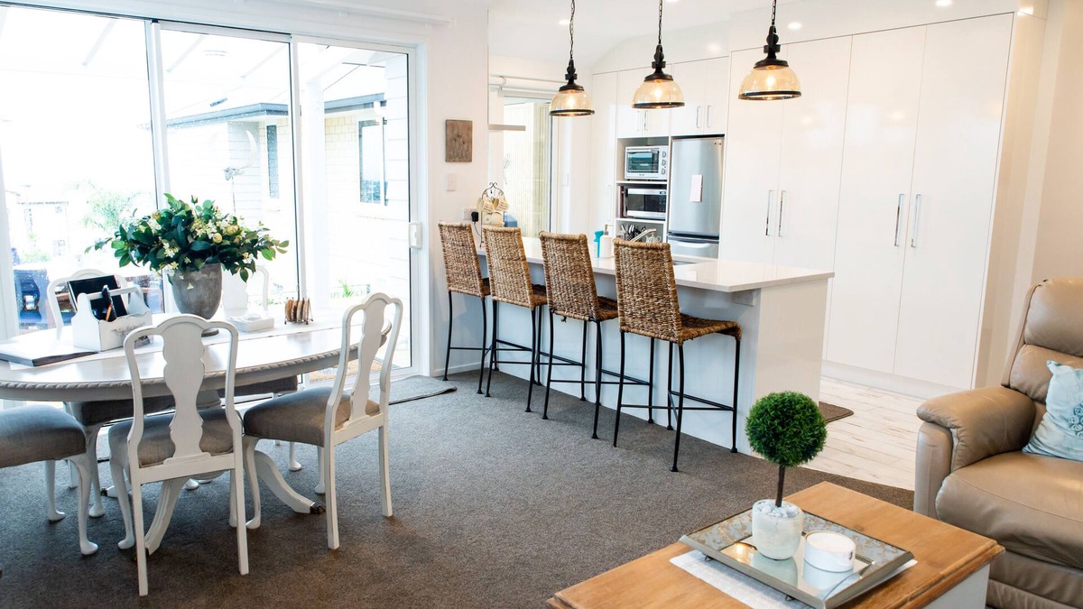 Beachlands House | Luxurious SeaView Retreat, breakfast for a few days inc