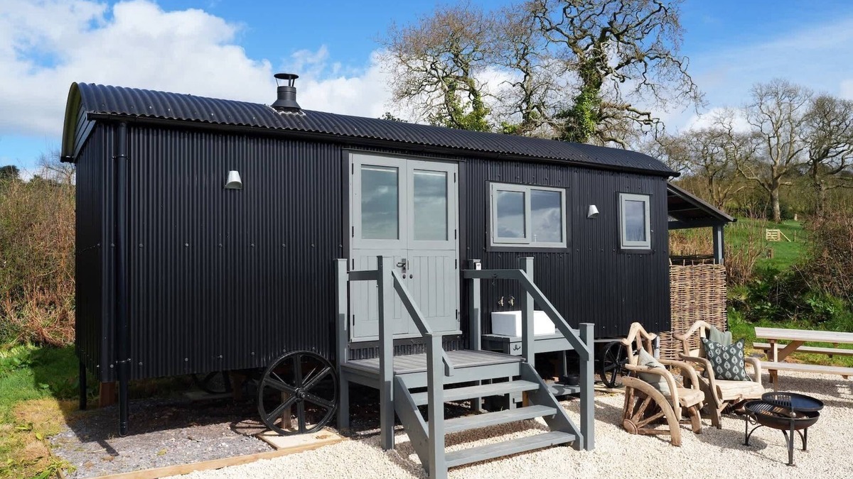 Sidmouth Cabin | Luxurious Shepherds Huts, Outdoor Baths, Sea Views