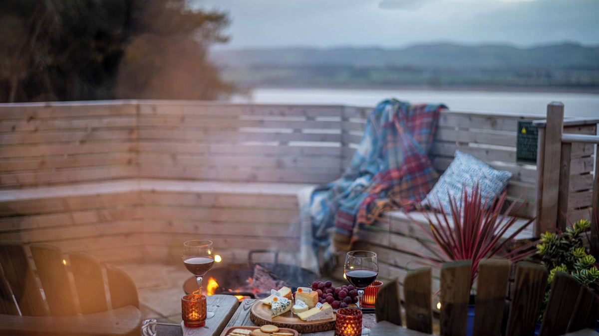 Cupar Cabin | Luxurious Snug with hottub which sleeps-2 in Fife