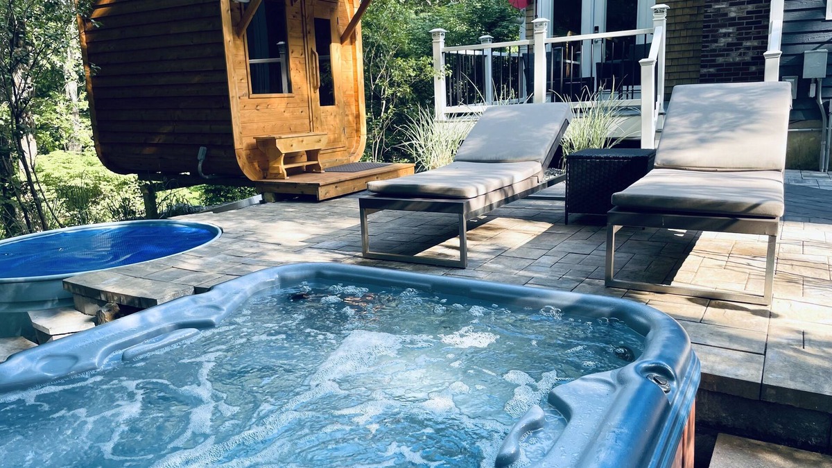 Durham House | Luxurious Spa Suite with Jacuzzi, Outdoor Sauna, Plunge Pool and Steam-bath
