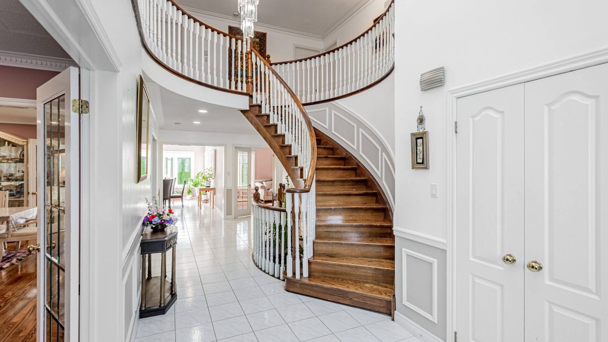Richmond Hill House | Luxurious Spacious Art Gallery