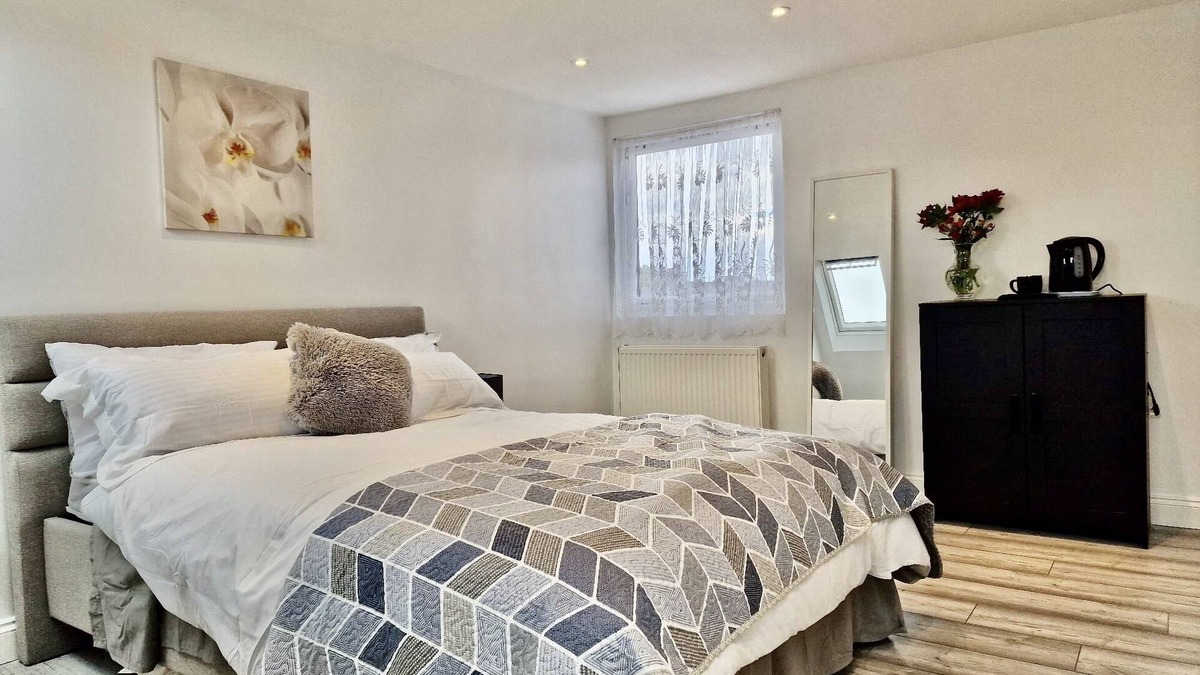 Lea Bridge House | Luxurious, Spacious Loft Room & Private En-suite.