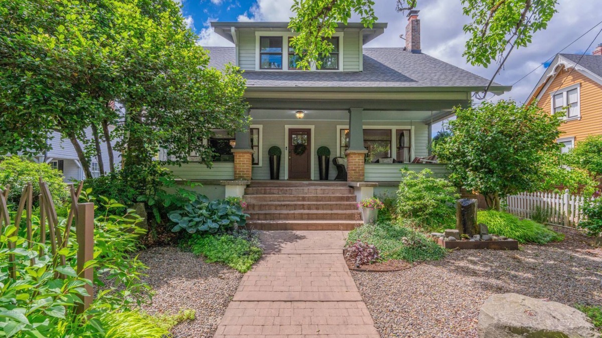 Newberg House | Luxurious, Spacious Pet-Friendly Home for Your Workcation In Wine Country
