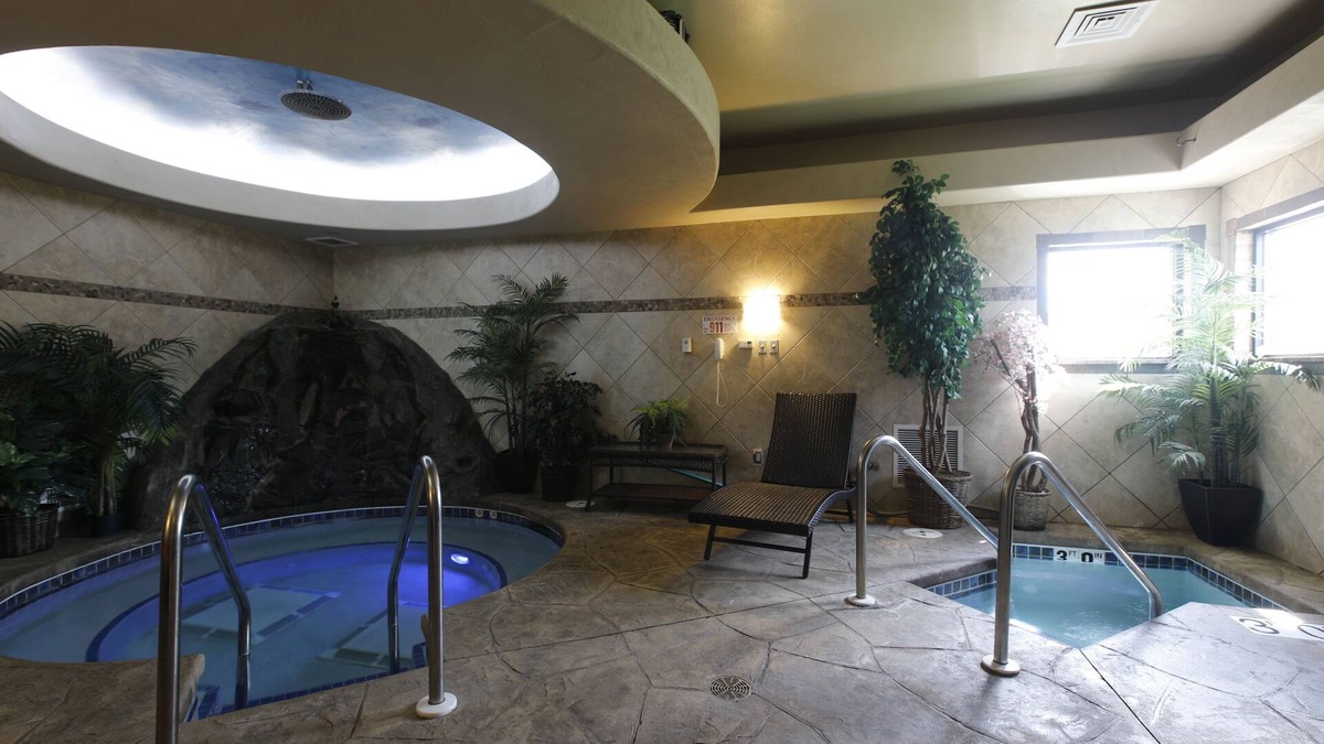 Mauston Condo | Luxurious Stay Spa Retreat - Private Hot+Cold Tubs, Steam Suite, Spa Services
