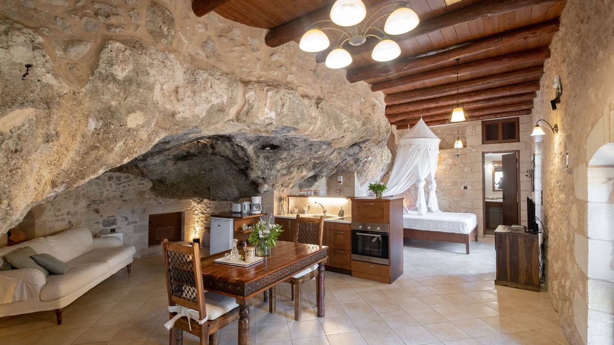 Kaliviani Apartment | Luxurious stone cave with pool and sea view