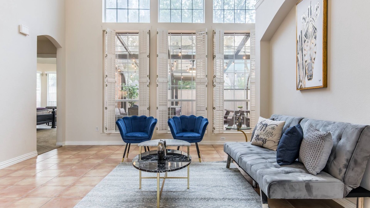 Richardson House | LUXURIOUS SUNROOM & POOL in a Modern & Stylish House